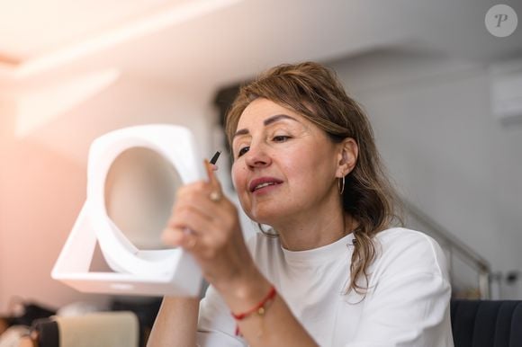 De acordo com especialistas, preencher as sobrancelhas, penteando os fios para cima, pode rejuvenescer ainda mais o olhar.