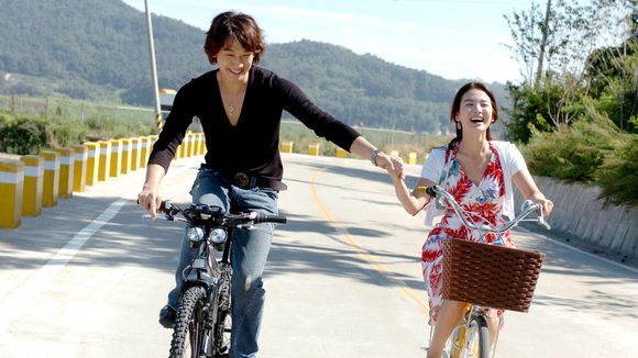 'Full House' apresenta uma escritora que perde a casa para um ator e se casa com ele para recuperar o imóvel