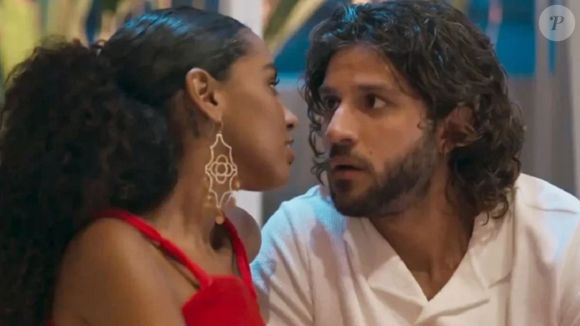 Mavi (Chay Suede) e Viola (Gabz) têm briga interminável após o hacker descobrir os planos da ex-namorada