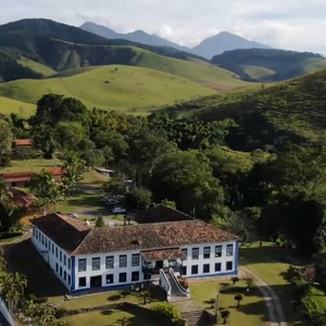 Fazenda Boa Vista oferece piscina, sauna, quadras esportivas, fazendinha com animais e recreação infantil monitorada.