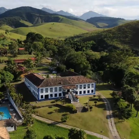Fazenda Boa Vista oferece piscina, sauna, quadras esportivas, fazendinha com animais e recreação infantil monitorada.