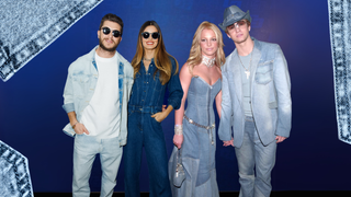 Cosplay de Britney e Justin? Camila Queiroz e Klebber Toledo surgem com looks jeans combinando e roubam a cena em São Paulo; veja fotos