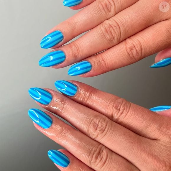 Unhas decoradas com listras ficam divertidas e cheias de personalidade