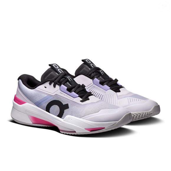 Nos pés, o grande destaque ficou para o tênis THE ROGER Pro Fire Clay Thistle | Pink, modelo voltado para quadras de saibro e utilizado por atletas de elite