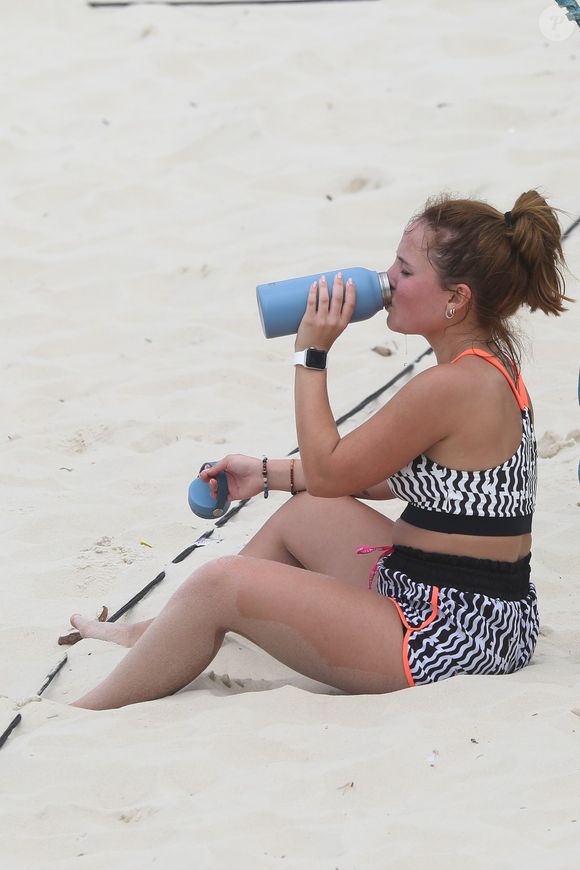 Beber água deve ser um hábito diário; na foto, Larissa Manoela aparece consumindo água após atividade física