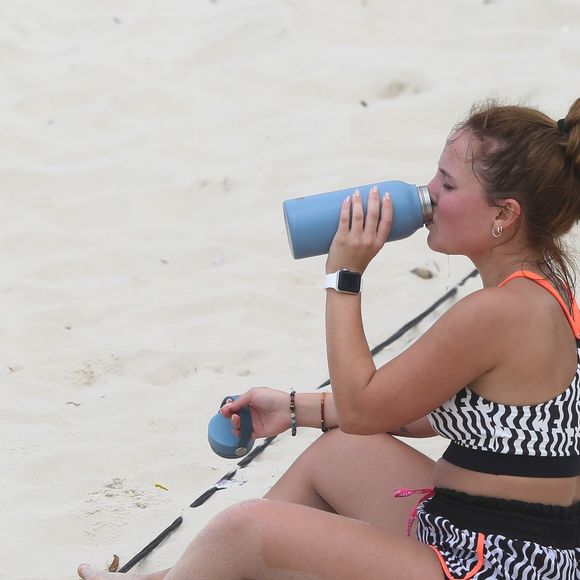 Beber água deve ser um hábito diário; na foto, Larissa Manoela aparece consumindo água após atividade física