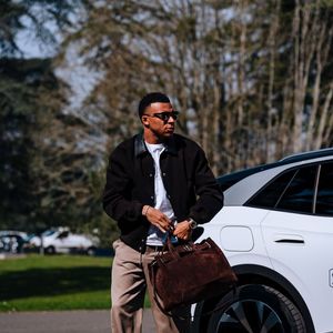 Além dos gols e contratos milionários, Mbappé também chama atenção pelo estilo de vida luxuoso e pela coleção de carros exclusivos