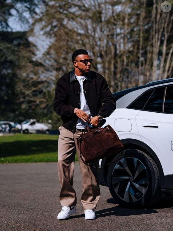 Além dos gols e contratos milionários, Mbappé também chama atenção pelo estilo de vida luxuoso e pela coleção de carros exclusivos