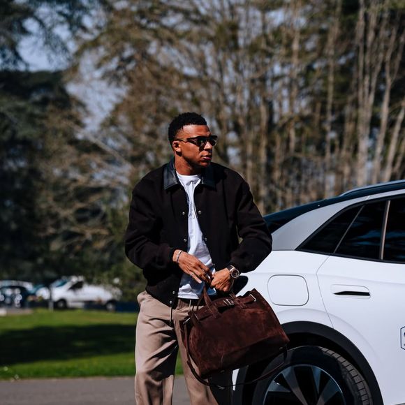 Além dos gols e contratos milionários, Mbappé também chama atenção pelo estilo de vida luxuoso e pela coleção de carros exclusivos
