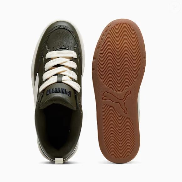 Vai bem com jeans claros, peças em branco, bege, preto e até rosa blush, uma combinação inesperada que transmite frescor.