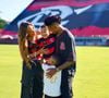 Bruno Henrique, do Flamengo, é casado há 10 anos com Gisellen Ramalho e com quem tem dois filhos