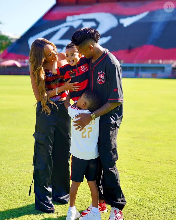 Bruno Henrique, do Flamengo, é casado há 10 anos com Gisellen Ramalho e com quem tem dois filhos