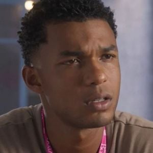 Samuel (Juan Paiva) volta ao orfanato onde viveu e conhece homem do passado chamado Jailson