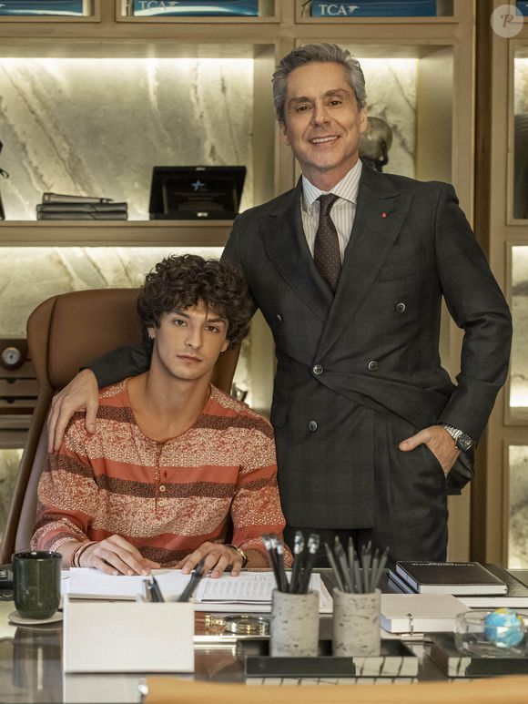 Na novela 'Vale Tudo', Pedro Waddington é Tiago, filho de Marco Aurélio (Alexandre Nero)