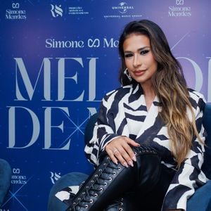 A bota poderosa usada por Simone Mendes foi feita exclusivamente para a cantora e virou o grande destaque da coletiva