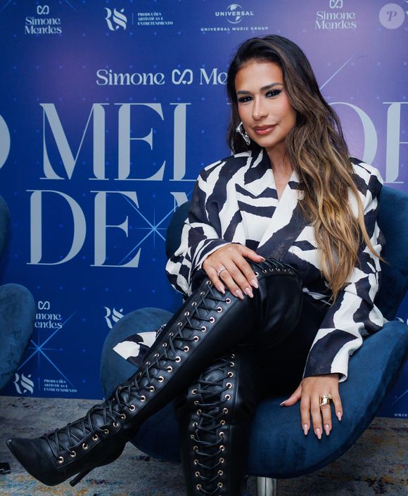 A bota poderosa usada por Simone Mendes foi feita exclusivamente para a cantora e virou o grande destaque da coletiva