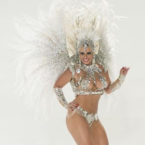 Adequada ao tema do sertão, Viviane Araújo foi vestida de Carcará, a águia do sertão conhecida como o amuleto que cangaceiros utilizavam para proteção