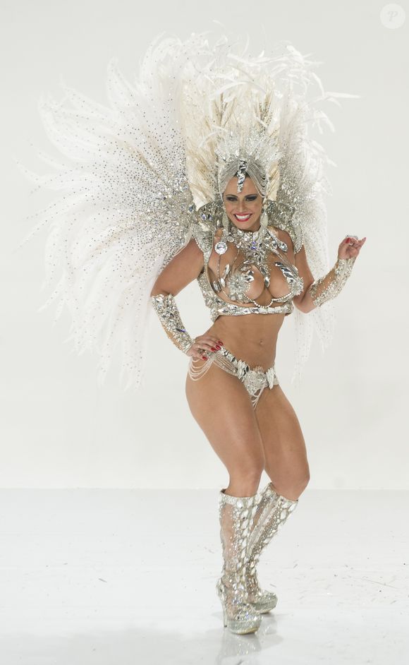 Adequada ao tema do sertão, Viviane Araújo foi vestida de Carcará, a águia do sertão conhecida como o amuleto que cangaceiros utilizavam para proteção