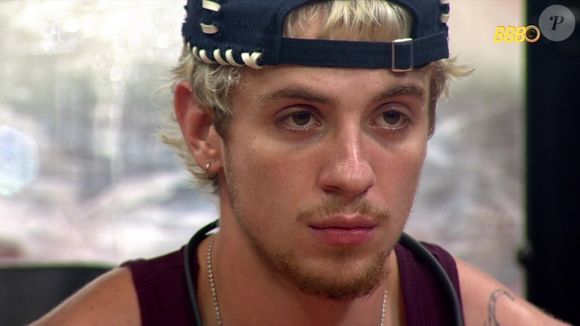 Teoria viral sugere conexão entre verso de Anitta e comportamento de Juliano Floss dentro do reality