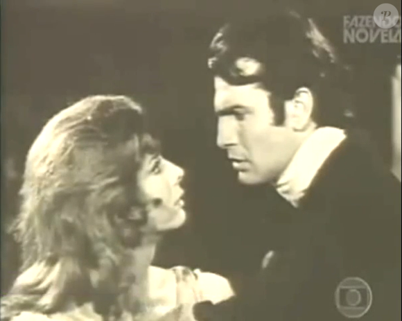 Em 1963, Glória Menezes e Tarcísio Meira protagonizaram 2-5499 Ocupado, considerada a primeira novela diária exibida pela televisão brasileira