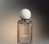 O The Essential da Scentinela é uma opção de perfume floral para quem busca elegância no ambiente de trabalho. Com bergamota, mandarina, gardênia, magnólia e uma base de almíscar, âmbar e patchouli, a fragrância combina frescor e personalidade para acompanhar a rotina profissional