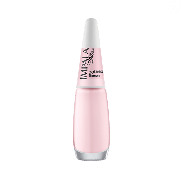Para quem busca unhas delicadas inspiradas no visual clássico da realeza, o tom 'Gatinha' entrega um rosa suave, acabamento elegante e longa duração por menos de R$ 7