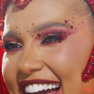 Virgínia Fonseca desfilou com costeiro de plumas reaproveitadas, que mede 3 metros de largura por 2,5 metros de altura