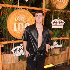 Show da Lady Gaga no Rio: de calça rasgada e camisa de couro, Caio Manhente deixou parte do corpo à mostra