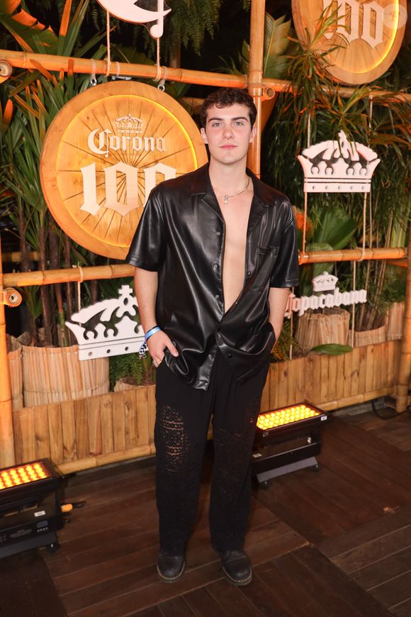 Show da Lady Gaga no Rio: de calça rasgada e camisa de couro, Caio Manhente deixou parte do corpo à mostra