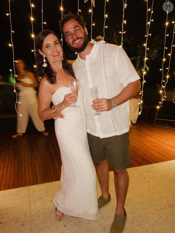 Fátima Bernardes usou vestido midi de alcinhas e passou o Réveillon junto com o namorado, Túlio Gadêlha