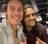 Shawn Mendes posa com o músico Pedro Hills durante visita a uma loja de instrumentos no Rio de Janeiro