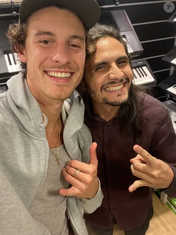 Shawn Mendes posa com o músico Pedro Hills durante visita a uma loja de instrumentos no Rio de Janeiro