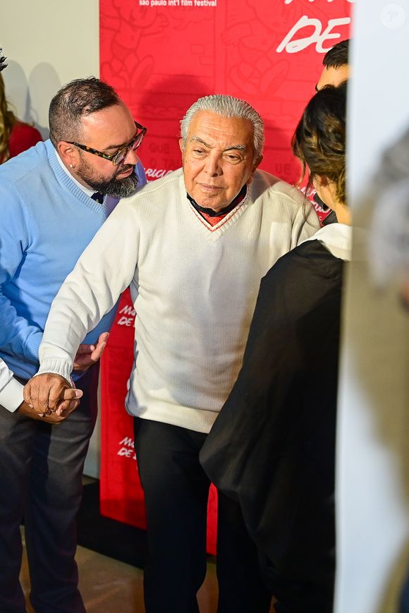 Mauricio de Sousa precisou de ajuda para se locomover ao chegar ao cinema onde foi lançado seu filme, que entra em exibição em 23 de outubro de 2025