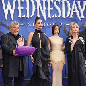 Estreia de "Wandinha" transforma Londres em cenário sombrio com presença do elenco completo e looks marcantes