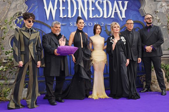 Estreia de "Wandinha" transforma Londres em cenário sombrio com presença do elenco completo e looks marcantes