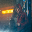 O que a psicologia revela sobre quem ignora o guarda-chuva e anda na chuva sem medo