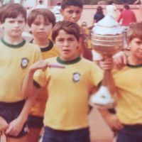 Nos anos 1970, esse menino era apaixonado por futebol e não imaginava que mais tarde se tornaria estrela dos domingos na TV. Reconhece?