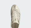 Inspirado nos calçados esportivos dos anos 1970, o Adidas Tokyo aposta em uma silhueta elegante de perfil baixo e na cor creme de chantilly, que combina com produções casuais e looks mais sofisticados