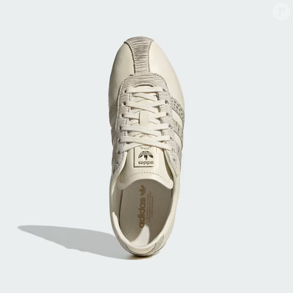 Inspirado nos calçados esportivos dos anos 1970, o Adidas Tokyo aposta em uma silhueta elegante de perfil baixo e na cor creme de chantilly, que combina com produções casuais e looks mais sofisticados