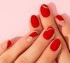 O vermelho nas unhas é versátil e se adapta tanto ao look sofisticado quanto ao mais moderno