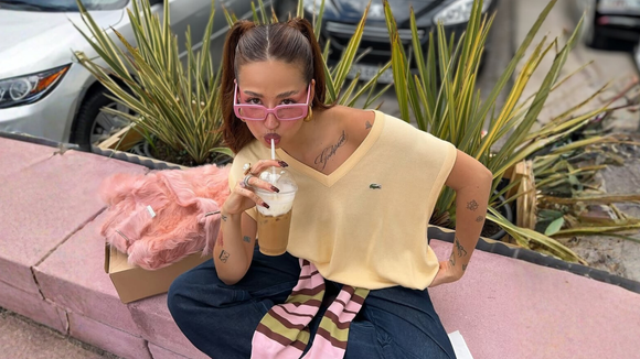 Eu odiava rosa, até conhecer os novos New Balance na cor 'danoninho': são os tênis mais charmosos e românticos do momento