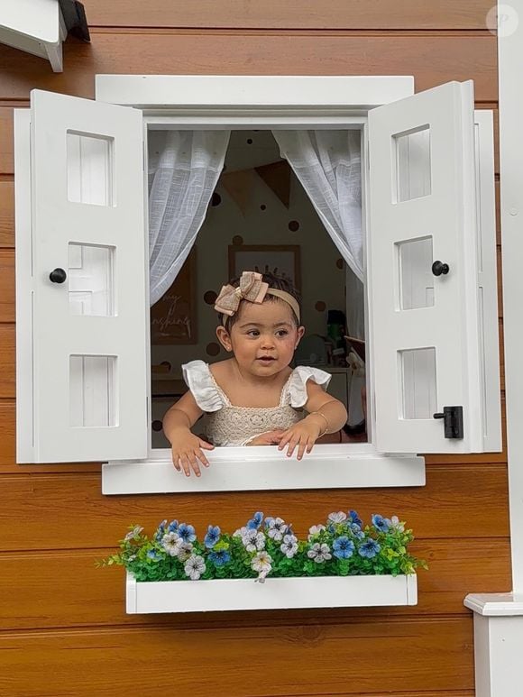 Clara Lacerda Camargo, filha de Graciele Lacerda e Zezé Di Camargo, faz sucesso na web com sua beleza e inteligência