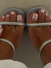 Estas cores são as novas obsessões de pedicures das mulheres ricas para dar um toque festivo aos pés no Natal e Ano-Novo