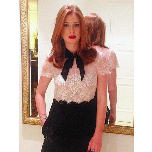 Marina Ruy Barbosa combinou renda e laços em look preto e branco