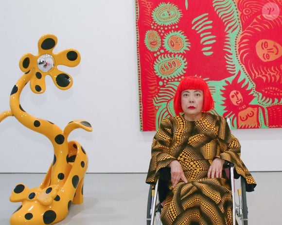 Considerada uma das mais importantes artistas plásticas do Japão, Yayoi Kusama construiu uma carreira marcada pela mistura de diferentes linguagens artísticas, como pinturas, esculturas, colagens, performances e instalações repletas de pontos e bolas