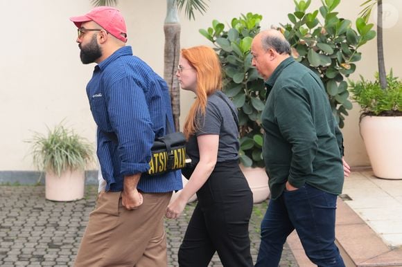 A despedida de Lua Blanco, nesta segunda-feira (19), contou com a presença de Malu Rodrigues, que chegou ao Cemitério Vertical Memorial do Carmo, no Rio de Janeiro, acompanhada de Hamilton Dias e de outro homem. A atriz e cantora morreu aos 39 anos, e o velório reuniu pessoas próximas e artistas que fizeram parte de sua trajetória
