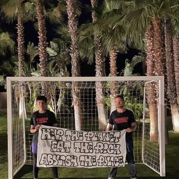 Mansão de Messi foi alvo de protestos e vandalismo por ativistas que lutam contra a desigualdade social e mudanças climáticas