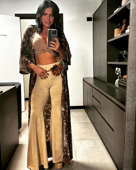 Sogra de Sandy viraliza: Beleza de Maria Helena Carone impressiona internautas nas redes sociais.