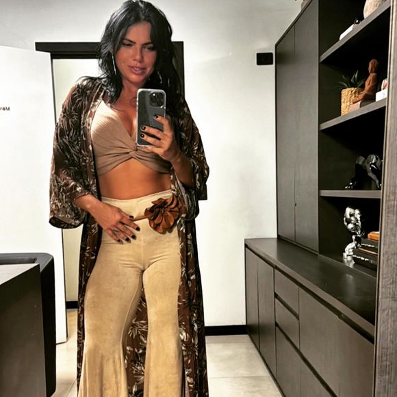 Sogra de Sandy viraliza: Beleza de Maria Helena Carone impressiona internautas nas redes sociais.