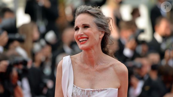 Além disso, por conter antioxidantes, ajuda a proteger os fios do ressecamento e da quebra – benefícios especialmente valorizados por quem já passou por processos de coloração ou tem mais de 45 anos.